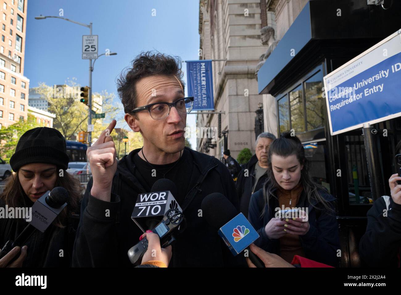 New York, New York, USA. April 2024. SHAI DAVIDAI hält eine Pressekonferenz vor den Toren der Einrichtung ab, nachdem sein Zugang zum Campus angeblich für seine eigene Sicherheit entzogen wurde, da er weiterhin offen gegen das pro-palästinensische Lager auf dem Campus ist. (Kreditbild: © Laura Brett/ZUMA Press Wire) NUR REDAKTIONELLE VERWENDUNG! Nicht für kommerzielle ZWECKE! Quelle: ZUMA Press, Inc./Alamy Live News Stockfoto