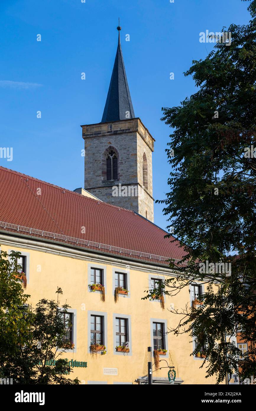 Die Kraemerbrücke ist das älteste profane Gebäude Erfurts und eines der berühmtesten Wahrzeichen der Stadt, mit Fachwerkhäusern auf beiden Seiten Stockfoto