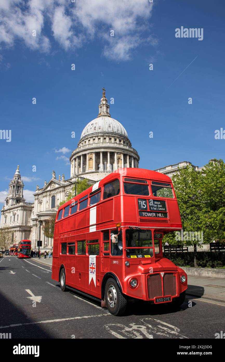 Routemaster Bus an der St Paul's Cathedral, London, Großbritannien Stockfoto