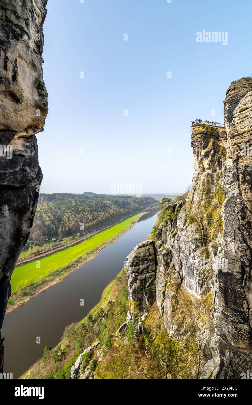 Blick auf die ruhige Elbe von der berühmten Bastei-Felsformation im Nationalpark Sächsische Schweiz, Deutschland, an einem klaren Frühlingstag. Stockfoto