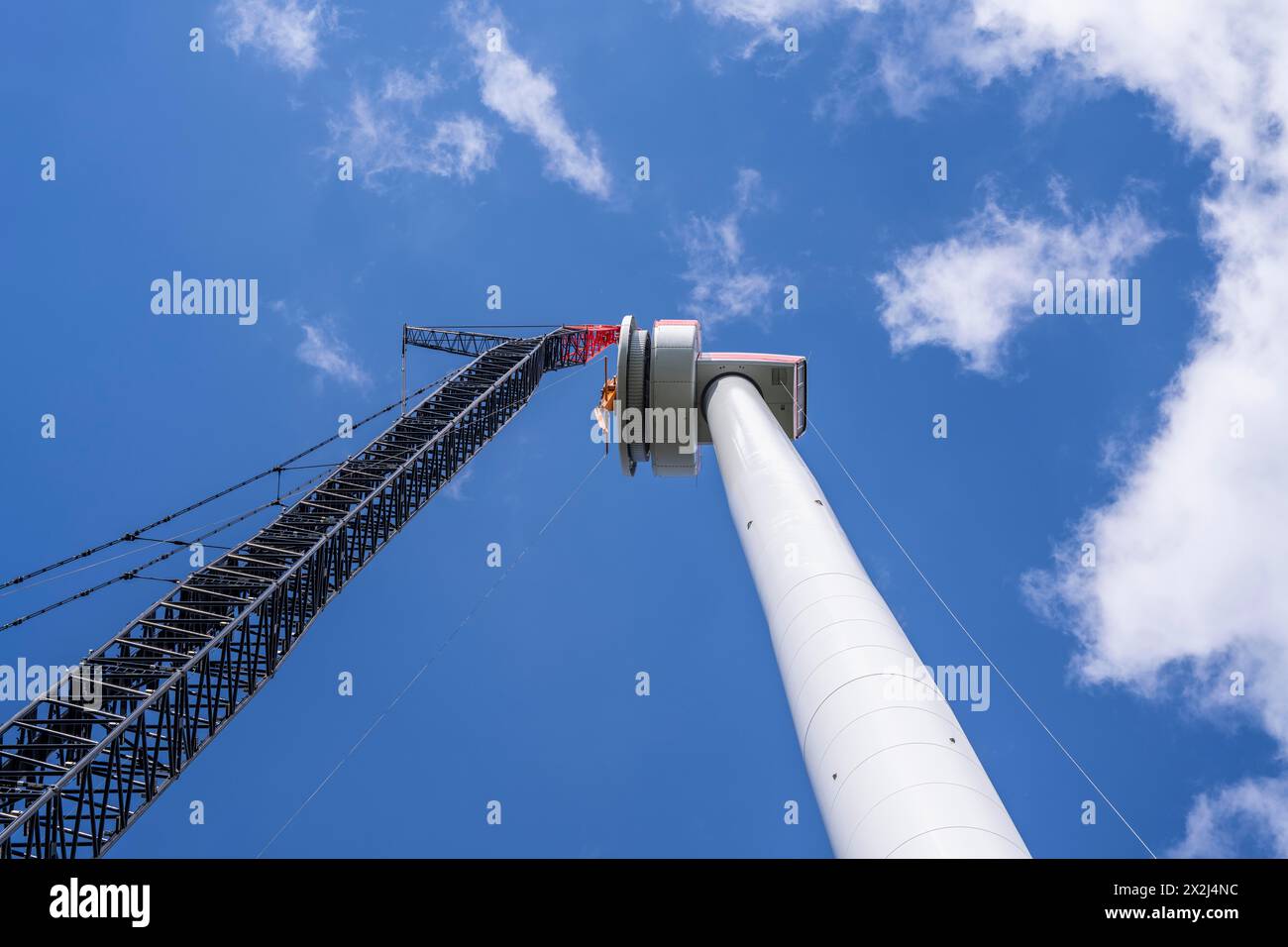 Errichtung einer Windkraftanlage, einer Windkraftanlage, Montage des Ringgenerators mit einem Raupengitterkran, Windpark bei Hagen, NRW, Deutschland, Stockfoto