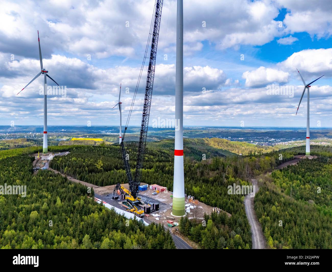 Errichtung einer Windkraftanlage, einer Windkraftanlage, Montage des Ringgenerators mit einem Raupengitterkran, Windpark bei Hagen, NRW, Deutschland, Stockfoto