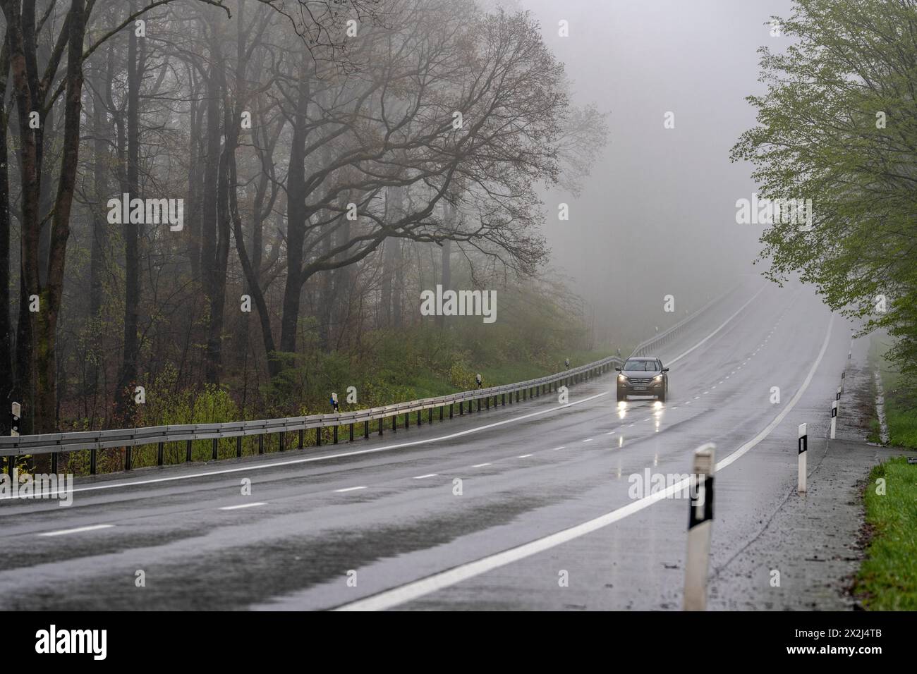 Verkehr auf einer Landstraße im Regen, B229, Frühling, bei Radevormwalde, Oberbergischer Kreis, NRW, Deutschland, Stockfoto