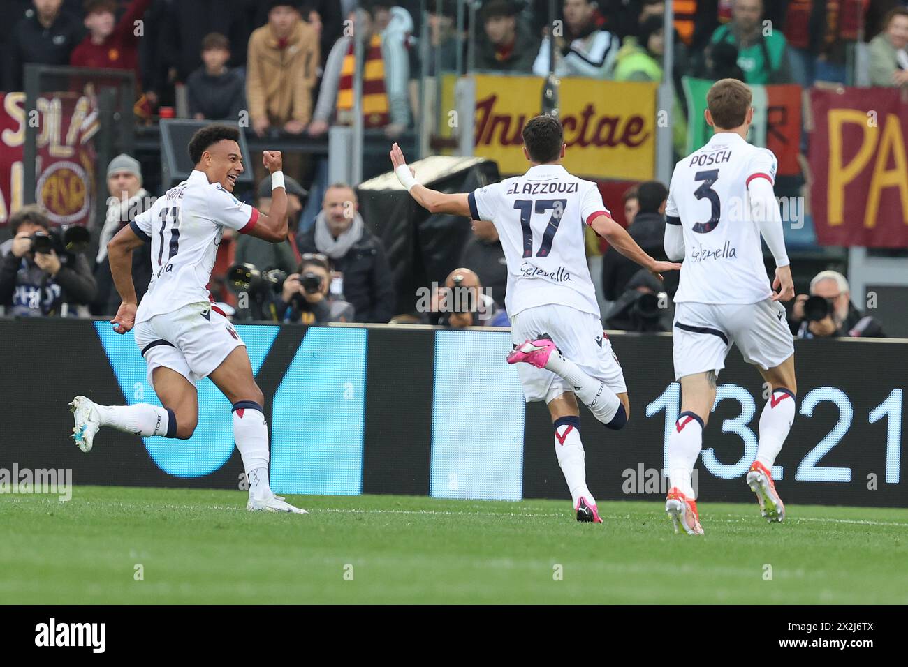 Rom, Italien 22.04.2024: Oussama El Azzouzi aus Bologna erzielte das Tor 0-1 und feierte mit dem Team und während der italienischen Serie A TIM 2023-2024 Footba Stockfoto