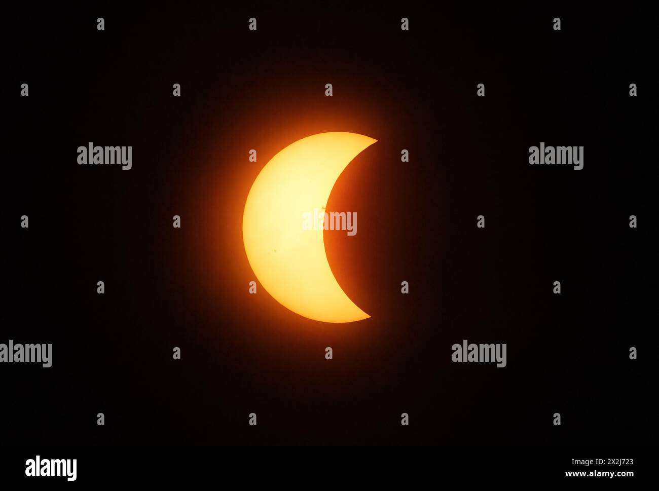 Totale Sonnenfinsternis, 2024; gesehen von Torreon, Nordmexiko. Partielle Sonnenfinsternis etwa 40 Minuten vor der Totalität; Stockfoto