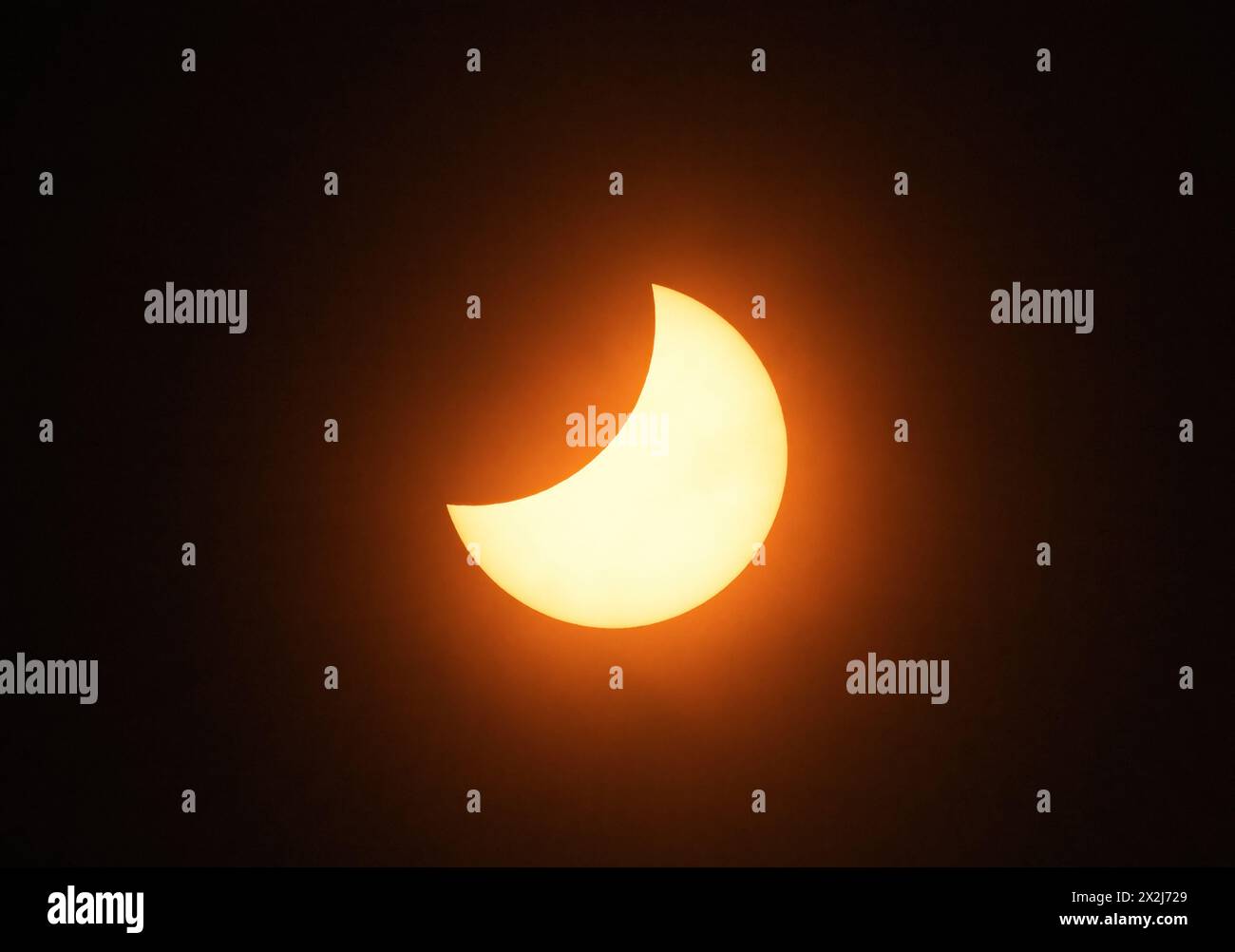 Totale Sonnenfinsternis, 2024; gesehen von Torreon, Nordmexiko. Partielle Sonnenfinsternis, gesehen etwa 60 Minuten nach der totalen Sonnenfinsternis. Stockfoto