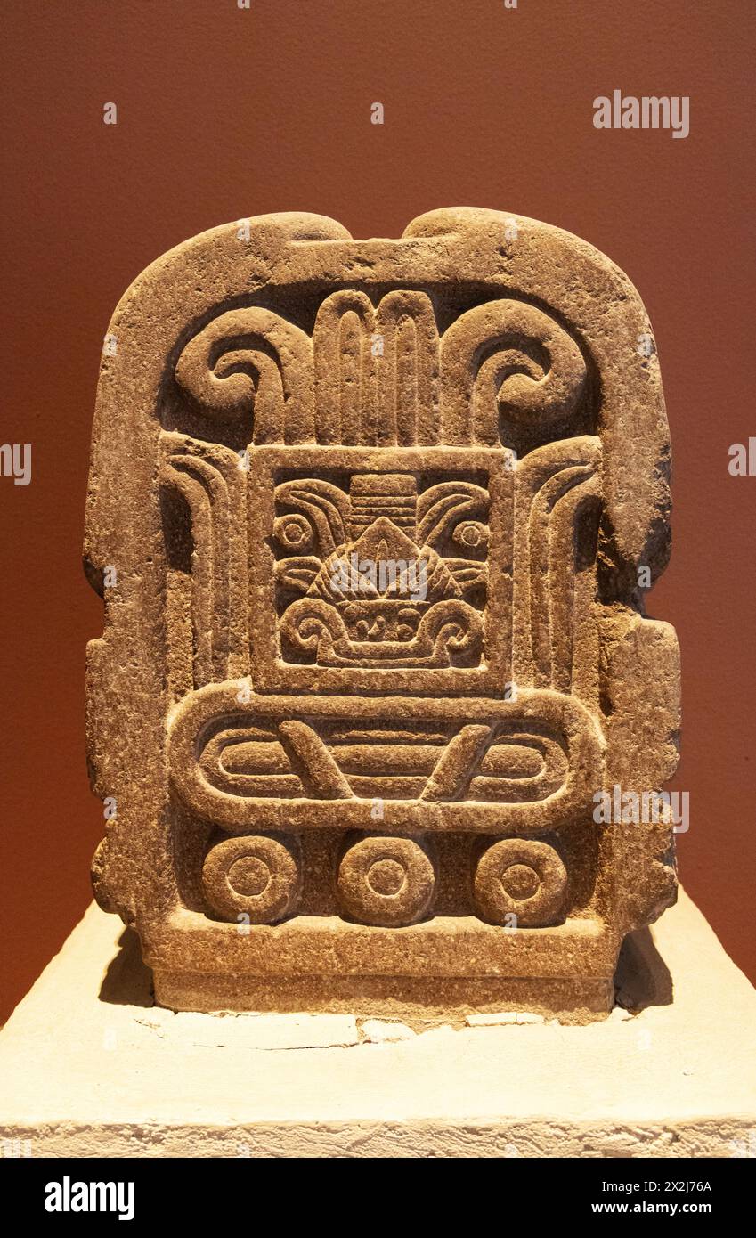 Aztekische Skulptur - ein Schlangenkopf, Artefakt aus Tenochtitlan, auf dem das Datum „8 cana“ im aztekischen Punkt-/Strichnummernsystem gemeißelt ist; 15. Jahrhundert, Mexiko Stockfoto