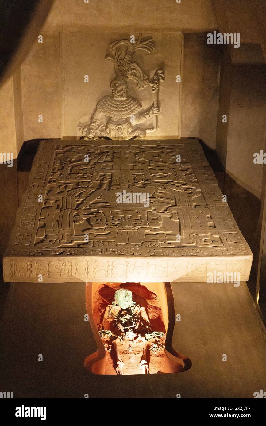 Nachbildung des Grabes von Pakal dem Großen, auch bekannt als Pacal, Maya-König, ursprünglich in Palenque, Mexiko, beigesetzt. Im Museum für Anthropologie, Mexiko-Stadt. Stockfoto