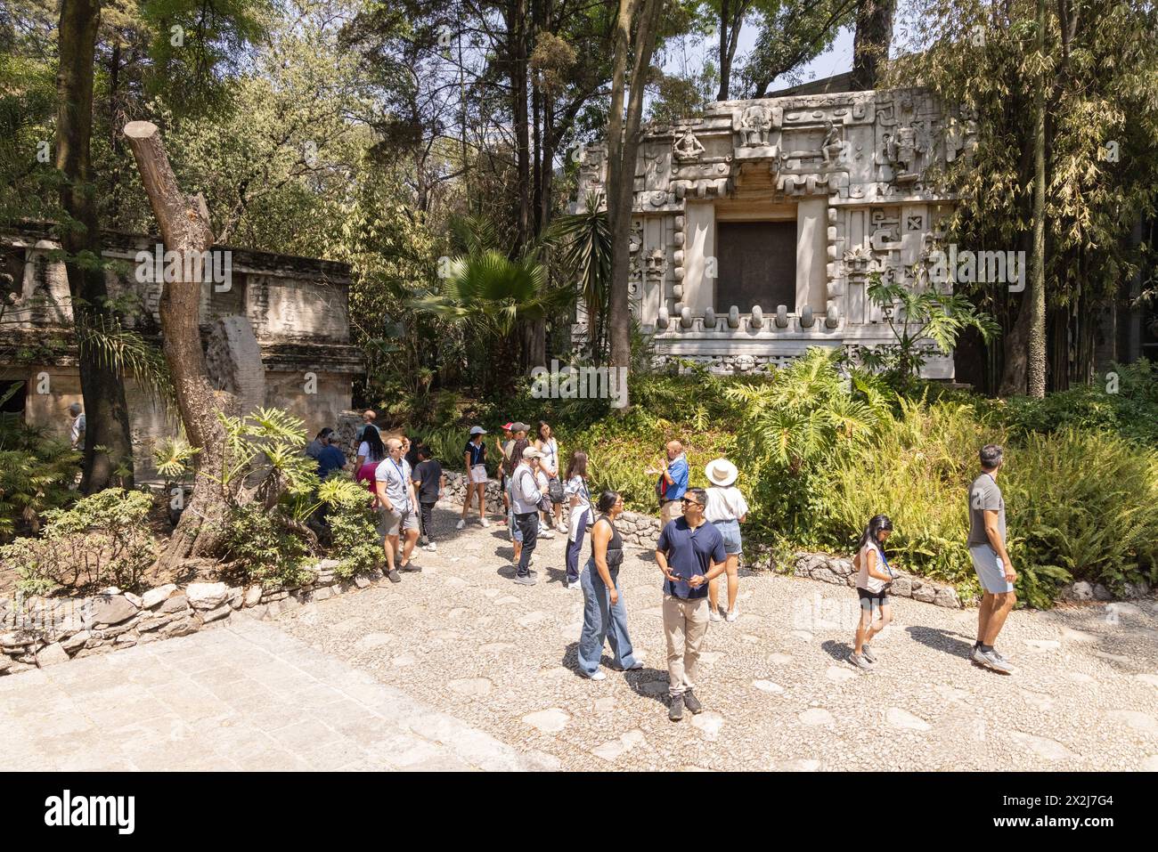 Mexiko-Touristen - Menschen im Inneren des Nationalmuseums für Anthropologie, in einer Nachbildung einer prähispanischen Stadt, Mexiko-Stadt, Mexiko, Nordamerika Stockfoto