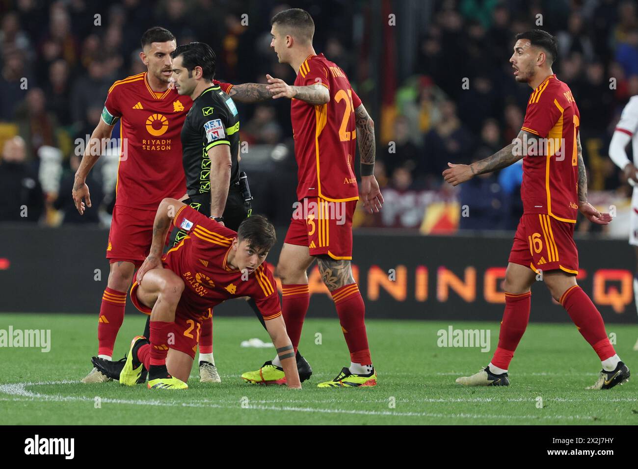 Rom, Italien 22.04.2024: Lorenzo Pellegrini von Roma protestiert mit Schiedsrichter Maresca während des italienischen Fußballspiel-Derbys der Serie A TIM 2023-2024 ALS ROMA gegen B Stockfoto