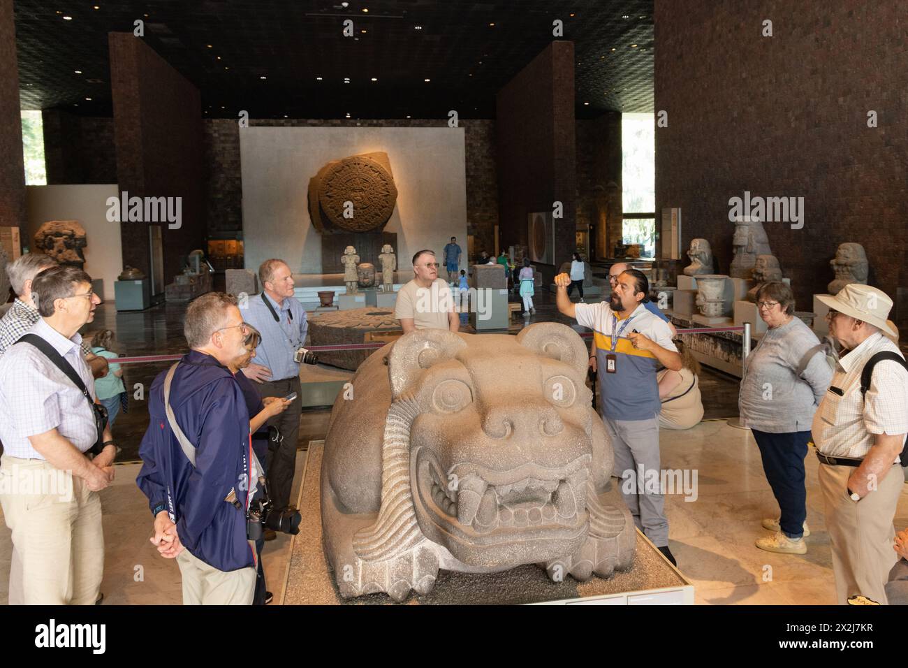 Mexiko-Tourismus; Touristen auf einer Führung mit einem Reiseleiter im Nationalmuseum für Anthropologie, Mexiko-Stadt, Mexiko Stockfoto