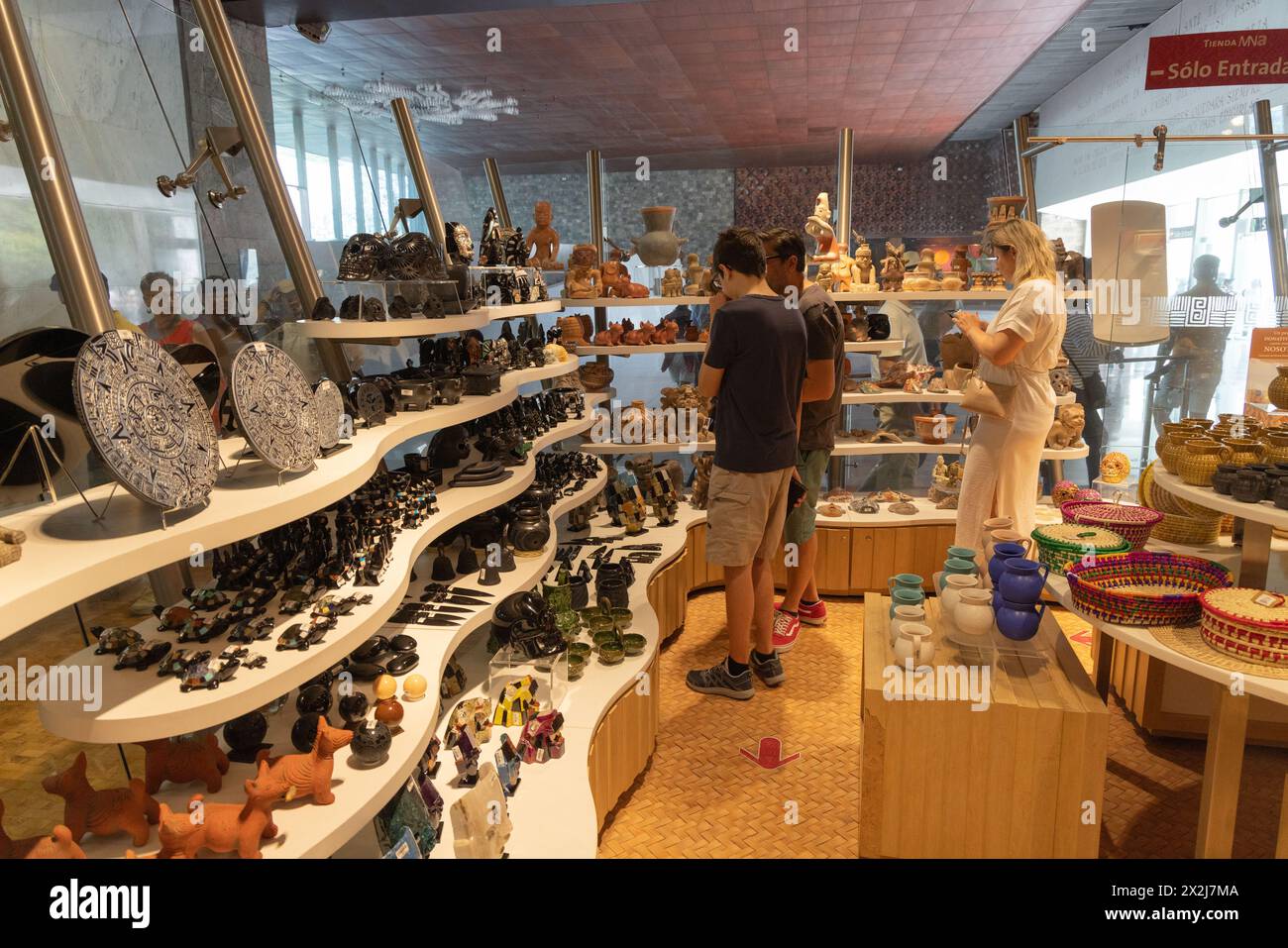 Im Souvenirladen des Nationalmuseums für Anthropologie in Mexiko-Stadt, Mexiko, kaufen Besucher Geschenke und Souvenirs aus Mexiko. Mexiko Tourismus Stockfoto