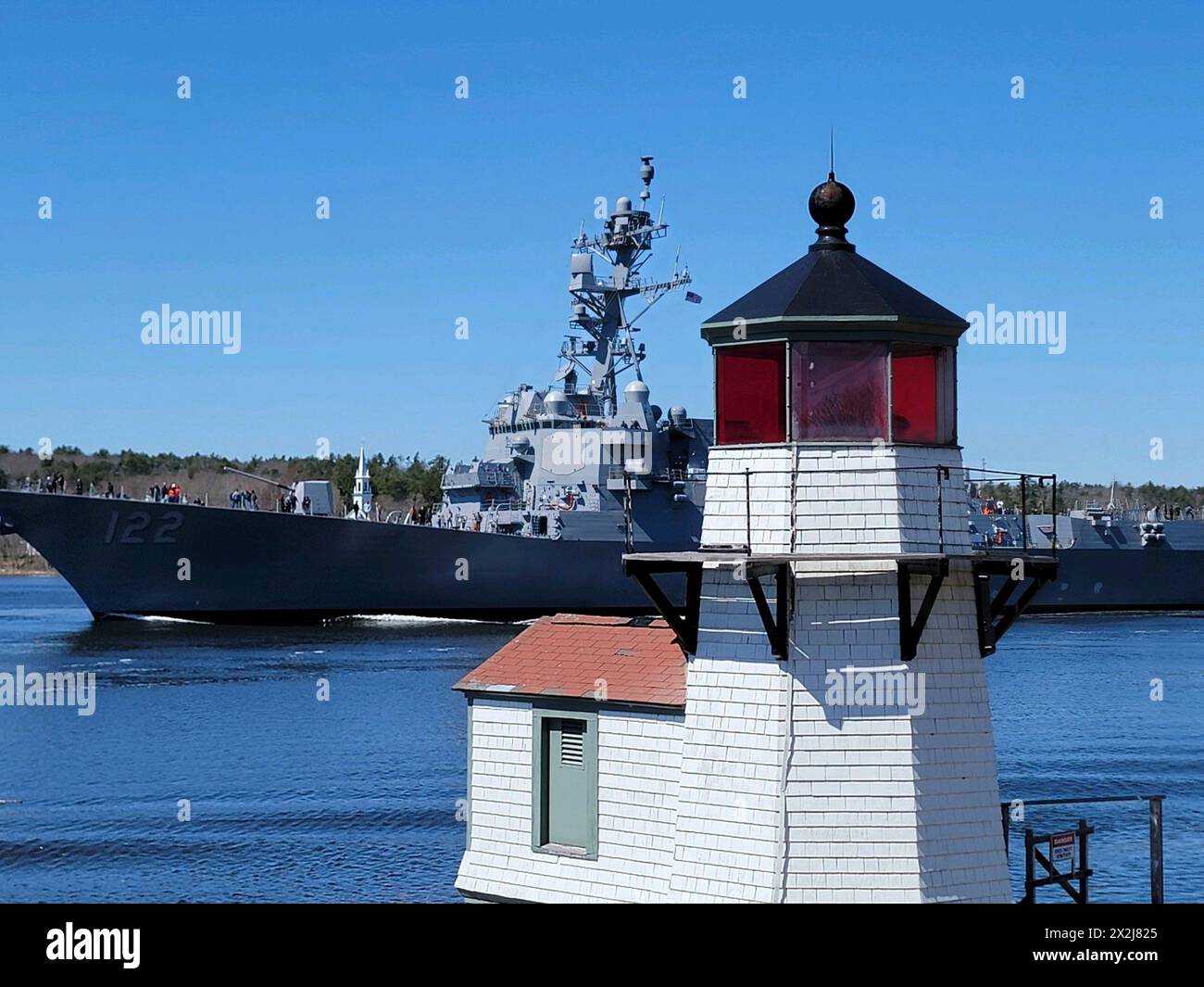 Arrowsic, Usa. April 2024. Der Arleigh-Burke-Klasse-Raketenzerstörer USS John Basilone der US Navy durchquert den Kennebec River am Squirrel Point Light vorbei auf dem Weg zum Atlantischen Ozean, um vier Tage Seeversuche durchzuführen, am 8. April 2024 in Arrowsic, Maine. Quelle: CPO Sherwin Thomas/USA Navy Photo/Alamy Live News Stockfoto