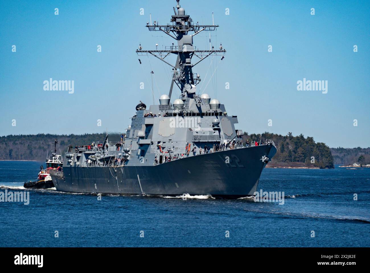 Bath, Usa. April 2024. Der Arleigh-Burke-Klasse-Raketenzerstörer USS John Basilone durchquert den Kennebec River in den Atlantik, um vier Tage Seeversuche durchzuführen, am 8. April 2024 in Bath, Maine. Quelle: CPO Sherwin Thomas/USA Navy Photo/Alamy Live News Stockfoto