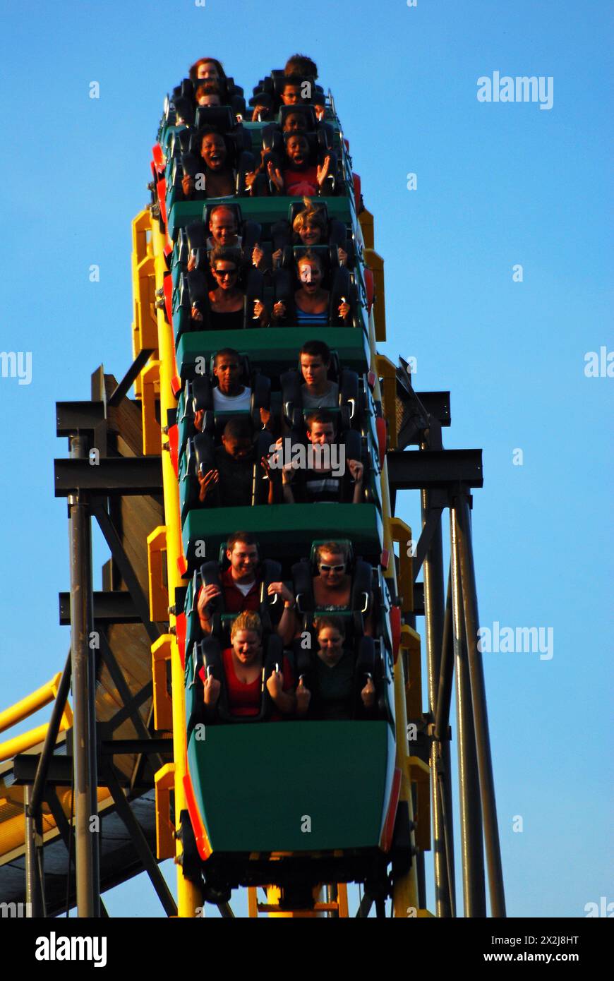 Nervenkitzel-Fahrer bereiten sich auf eine gruselige Abfahrt auf einer Achterbahn in einem Vergnügungspark vor Stockfoto