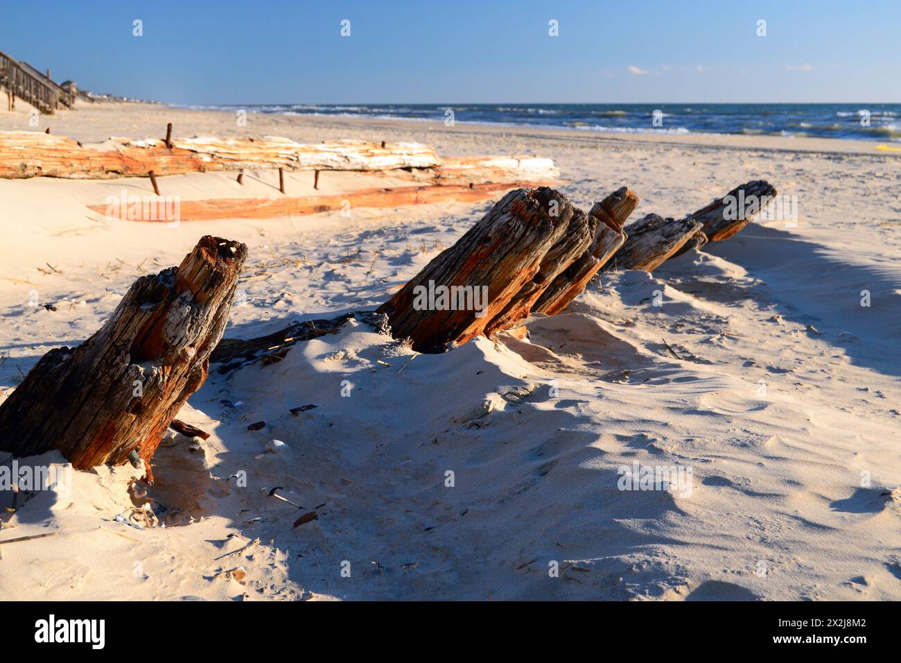 Die Überreste eines Schiffswracks brechen an einem Strand in den Outer Banks von North Carolina durch die Sandoberfläche Stockfoto