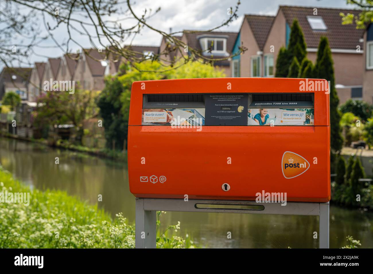 Zwolle, Niederlande, 21.04.2024, typischer oranger Briefkasten des niederländischen Postdienstleisters PostNL. Briefkasten in der Wohngegend isolieren Stockfoto