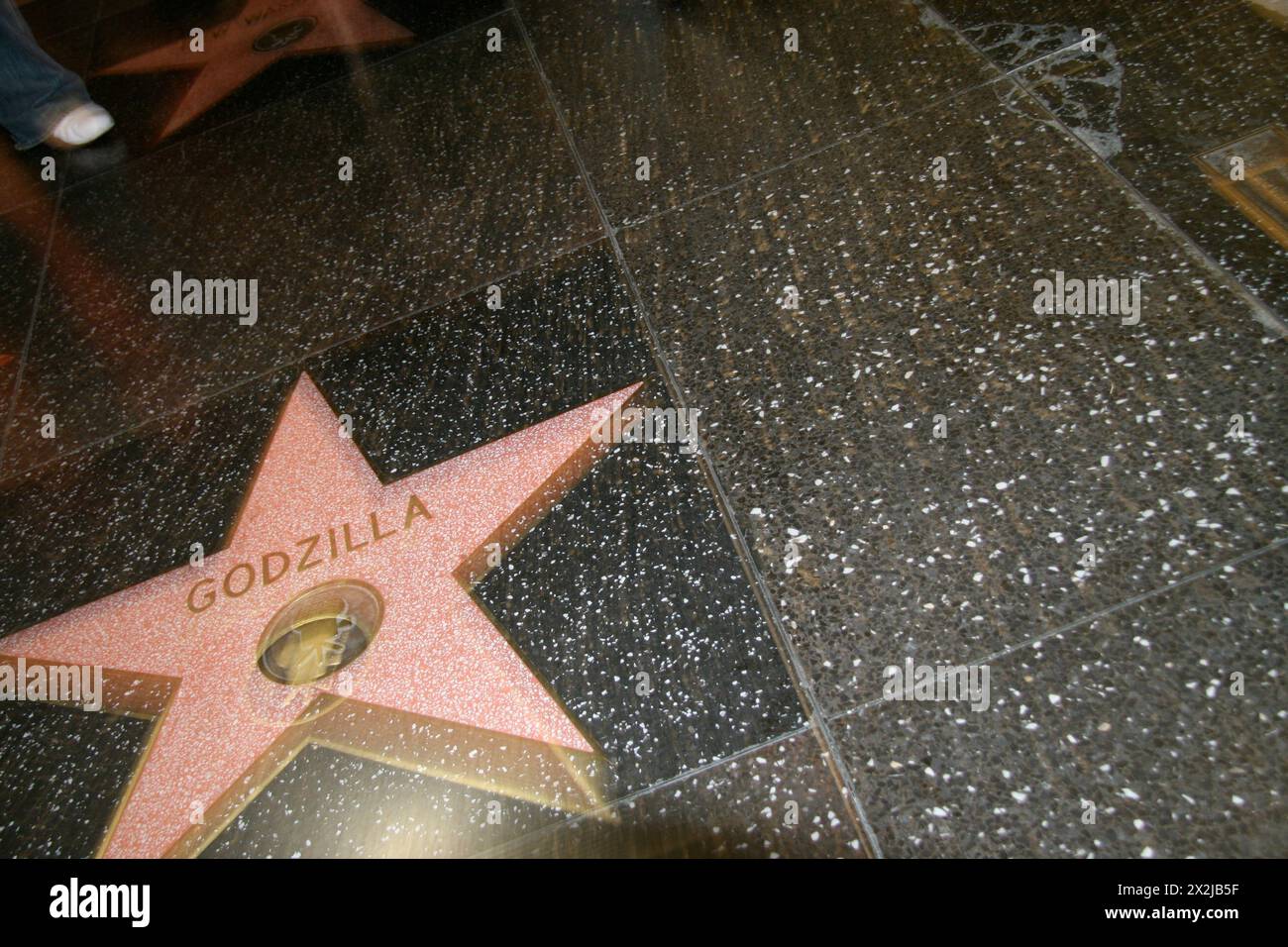 Godzilla Star am Hollywood Blvd Walk of Fame bei Nacht Stockfoto