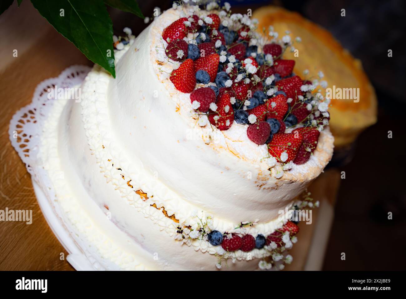 Cremige Hochzeitstorte mit Beeren Stockfoto