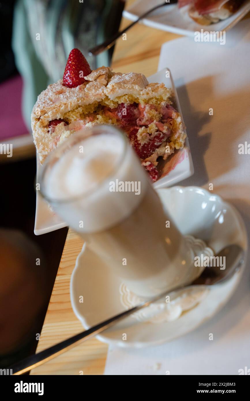 Kaffeeschaum, Milchkaffee auf einem Tisch mit Kuchen, Stockfoto