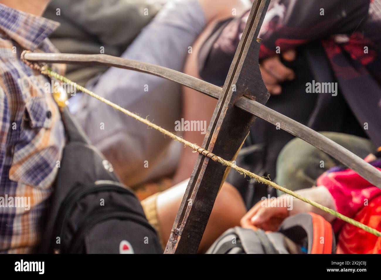 Detail eines Armbrusts an Bord eines Bootes am Fluss Nam Ou, Laos Stockfoto