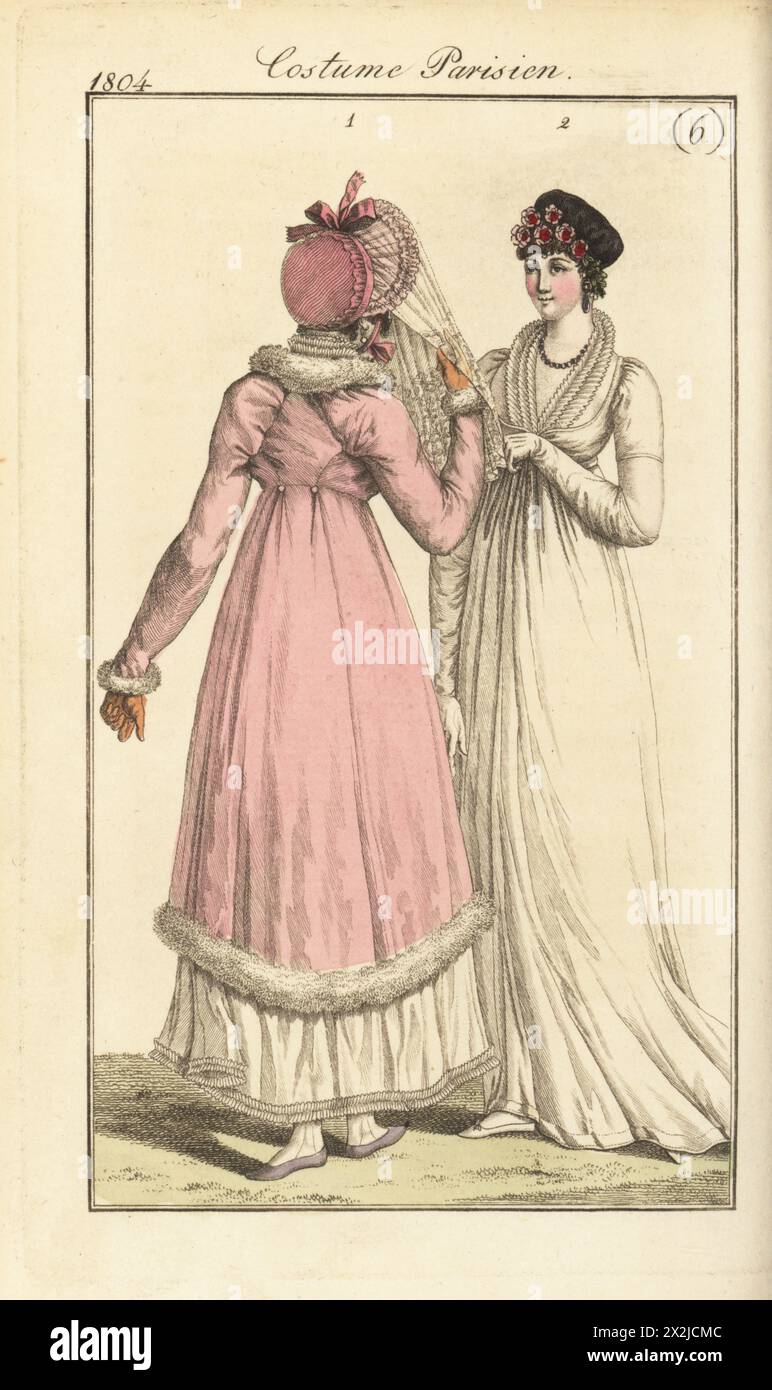 Frau in rosa Samthut mit Schleier, rosa Satin-Douillette-cape mit Schwan, kurzes Musselin-Gewand mit Rüschen. (PL. 526 in der Pariser Ausgabe). Frau in Samtmütze mit Girlande, weißes Gewand mit dreifacher Plisseedetaille, Perlenkette (PL. 525). Handkolorierter Kupferstich aus Pierre de la Messengere’s Journal des Dames et des Modes, Francfort sur le mein (Frankfurt) 1804. Nach Illustrationen von Carle Vernet, Jean-Francois Bosio, Dominique Bosio und Philibert Louis Debucourt. Stockfoto