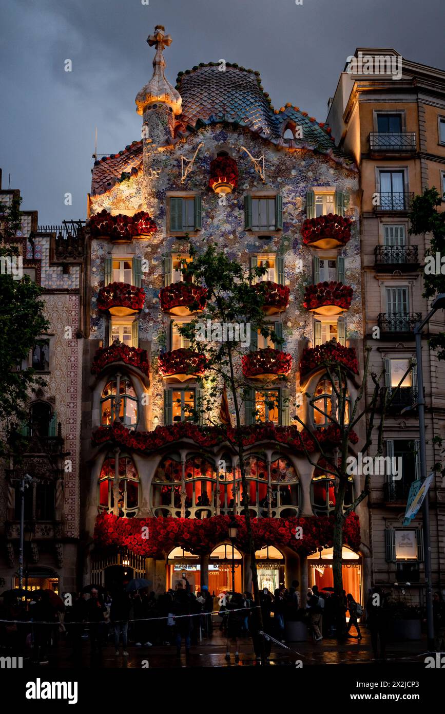 In Barcelona schmücken Rosen die Balkone der Hauptfassade des Casa Batllo, um das bevorstehende fest von Sant Jordi (Tag des Heiligen Georg), dem Patr, zu feiern Stockfoto