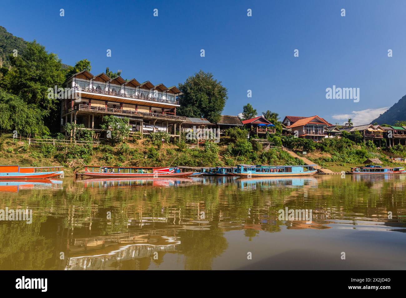 Blick auf das Dorf Muang Ngoi Neua vom Fluss Nam ou, Laos. Stockfoto