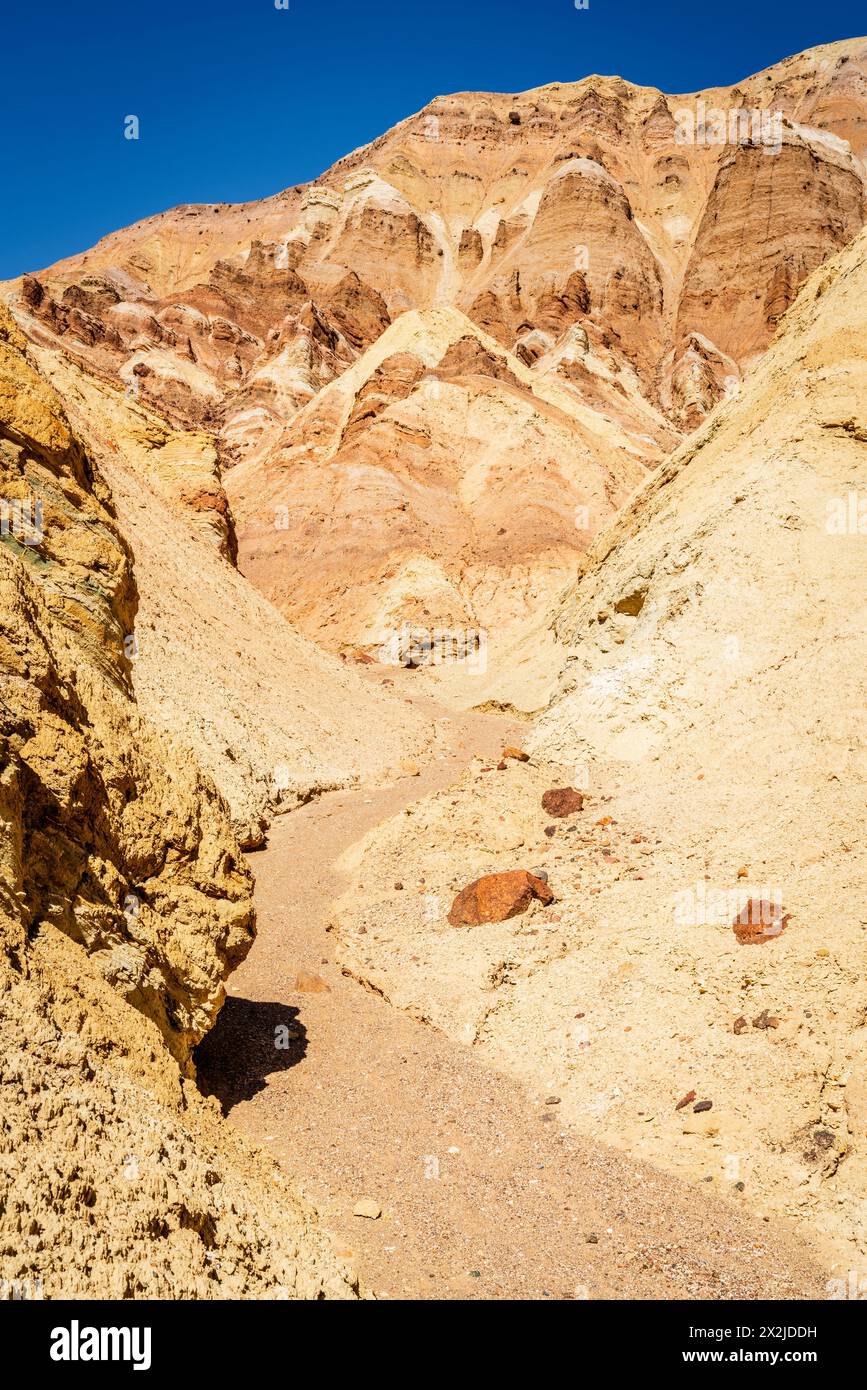 Wanderweg durch den Golden Canyon mit Blick auf die Felsformationen der Red Cathedral im Death Valley National Park in Kalifornien Stockfoto