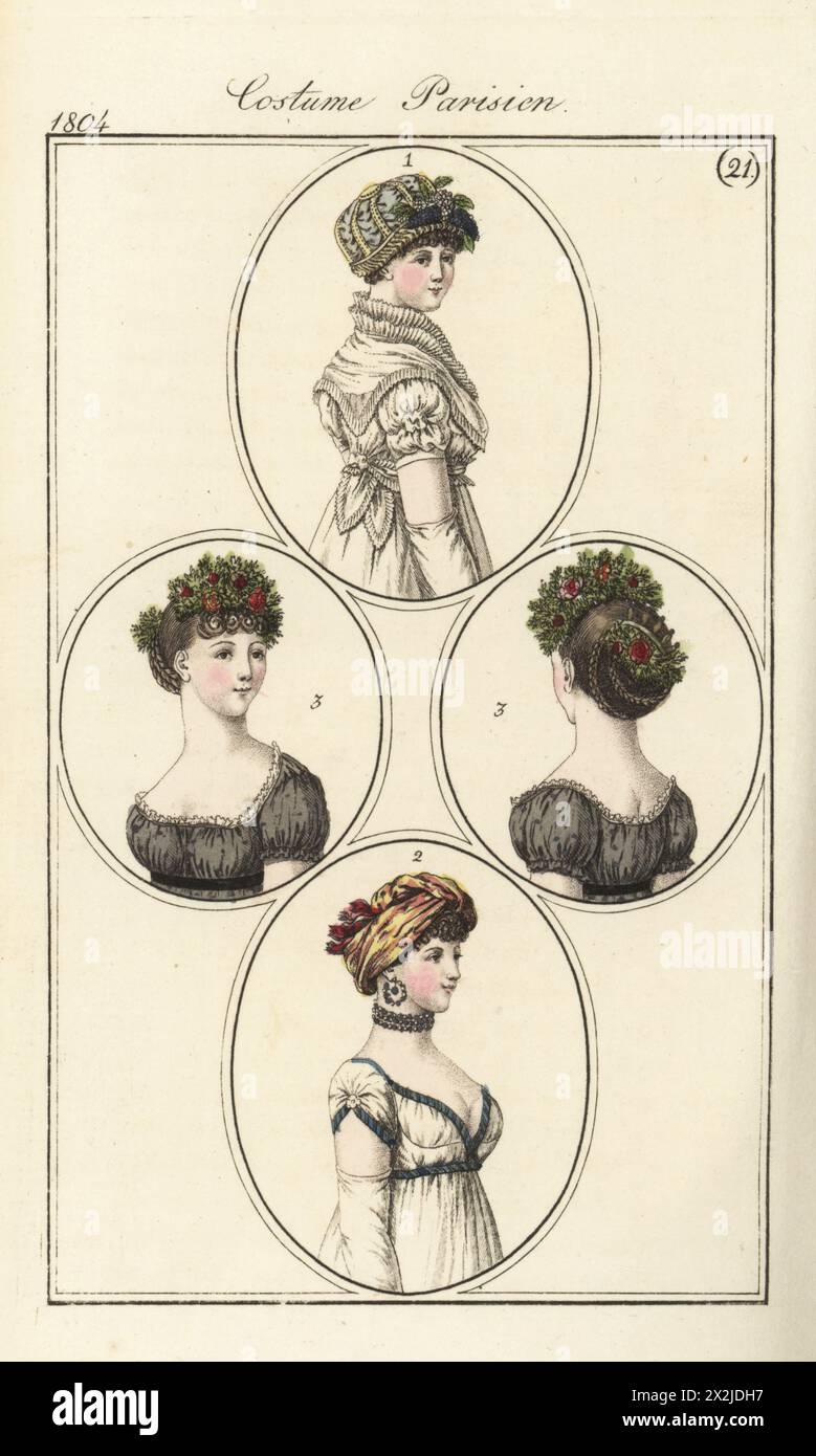 Modische Frisuren und Kopfbedeckungen, 1804. Frau mit verziertem Strohhut, Spitzenkragen und Kanezou 1, Fantasy Turban 2 und Haarbrötchen mit Blumen 3. Chapeau de pallie garni, colerette en canezou 1 (PL. 550 in der Pariser Ausgabe), Turban de fantaisie, Robe garnie en Torsades 2 (PL. 549). Handkolorierter Kupferstich aus Pierre de la Messengere’s Journal des Dames et des Modes, Francfort sur le mein (Frankfurt) 1804. Nach Illustrationen von Carle Vernet, Jean-Francois Bosio, Dominique Bosio und Philibert Louis Debucourt. Stockfoto