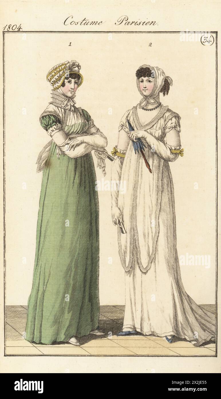 Frau mit Strohhut bedeckt mit Taft, Fichu-Kragen, grünem Taffeta-Kleid 1, und Frau Musselin-Bandana, Fichu-Kapsel, weißes Musselin-Kleid 2. Chapeau de paille couvert en taffetas, fichu collerette, Robe de taffetas vert 1 (PL. 570). Coeffure en marmotte avec une Bande de de mousseline, fichu-mantelet, Robe de mousselin blanche 2 (PL. 571 in der Pariser Ausgabe). Handkolorierter Kupferstich aus Pierre de la Messengere’s Journal des Dames et des Modes, Francfort sur le mein (Frankfurt) 1804. Nach Illustrationen von Carle Vernet, Jean-Francois Bosio, Dominique Bosio und Philibert Louis Debucourt. Stockfoto
