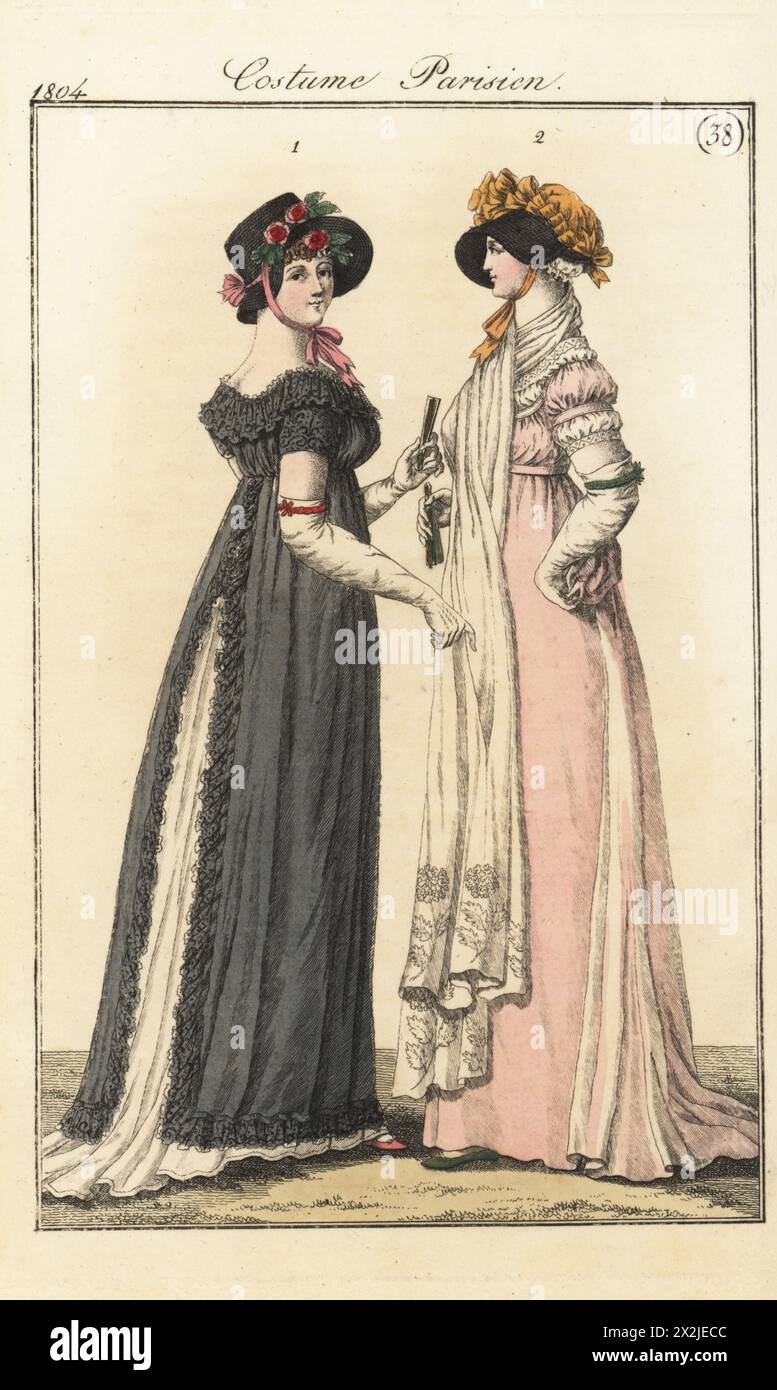 Frau mit schwarzem Strohhut, Schürze aus Krepp 1 (PL. 577) und Frau mit Strohhut und Taft auf einer Mütze, rosa Seidenkleid, indischer weißer Musselin-Schal 2 (PL. 576 in der Pariser Ausgabe). Chapeau de Paille noire, Tablier-Robe en Crepe 1, Chapeau moitie paille sur un bonnet 2. Handkolorierter Kupferstich aus Pierre de la Messengere’s Journal des Dames et des Modes, Francfort sur le mein (Frankfurt) 1804. Nach Illustrationen von Carle Vernet, Jean-Francois Bosio, Dominique Bosio und Philibert Louis Debucourt. Stockfoto