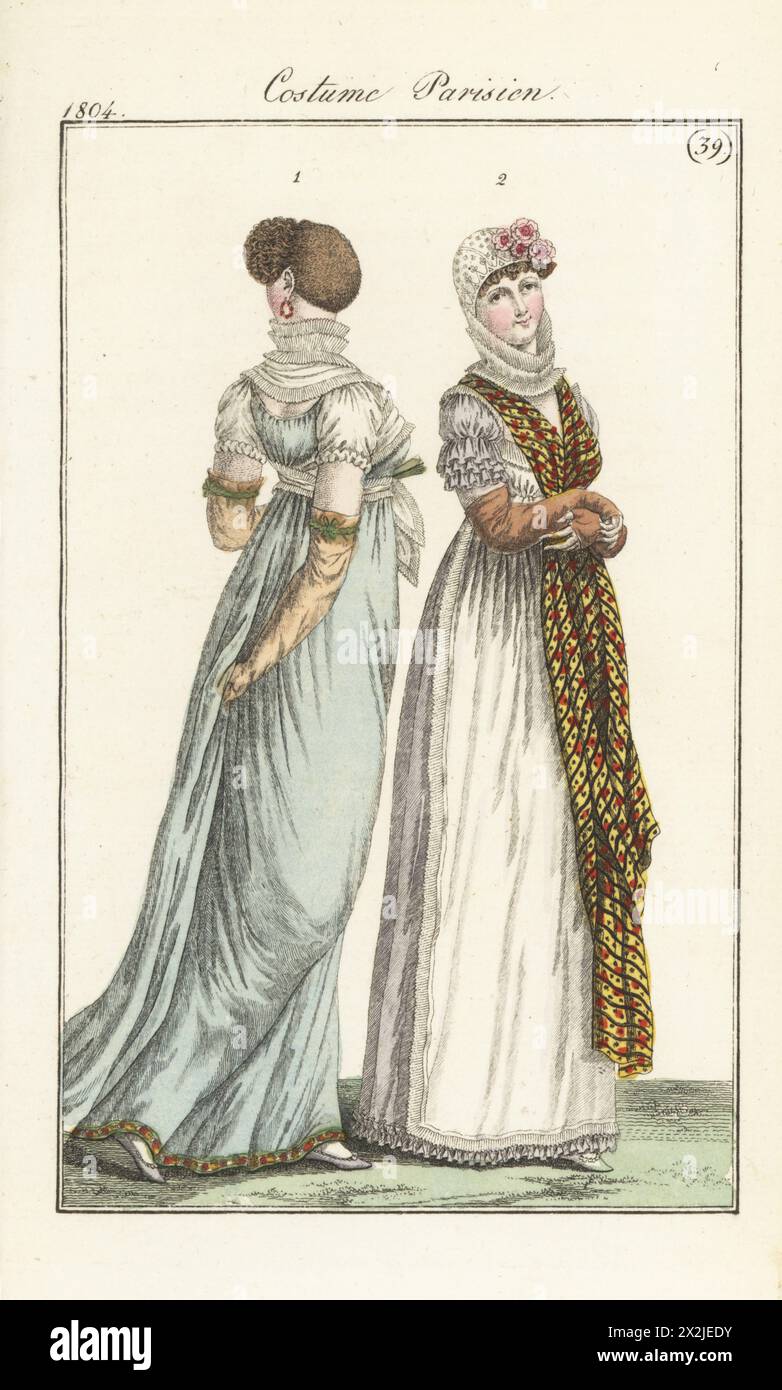 Frau in Caprice-Frisur, Fichu-Capelet, blaues Taftkleid 1 (PL. 580). Frau mit gesticktem Hut, hohem Kragen, Kleid aus violettem Taft und türkischem Schal 2 (PL. 579 in der Pariser Ausgabe). Coiffure de Caprice, fichu-pelerine, Robe de taffetas bleu, Bordee en Mousseline Turque 1. Toquet brode, schall de Mousseline Turque 2. Handkolorierter Kupferstich aus Pierre de la Messengere’s Journal des Dames et des Modes, Francfort sur le mein (Frankfurt) 1804. Nach Illustrationen von Carle Vernet, Jean-Francois Bosio, Dominique Bosio und Philibert Louis Debucourt. Stockfoto