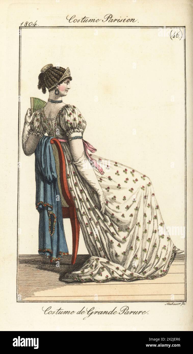 Französische Frau in formeller Kleidung, geflochtene Frisur mit Golddiadem und Kamm, Perlenkette, Blumenstickerei aus Musselin, blauer Kaschmirschal. Kostüm de grande parure. Pl. 590 in der Pariser Ausgabe. Handkolorierter Kupferstich von Friedrich Ludwig Neubauer aus Pierre de la Messengere’s Journal des Dames et des Modes, Francfort sur le mein (Frankfurt) 1804. Nach Illustrationen von Carle Vernet, Jean-Francois Bosio, Dominique Bosio und Philibert Louis Debucourt. Stockfoto