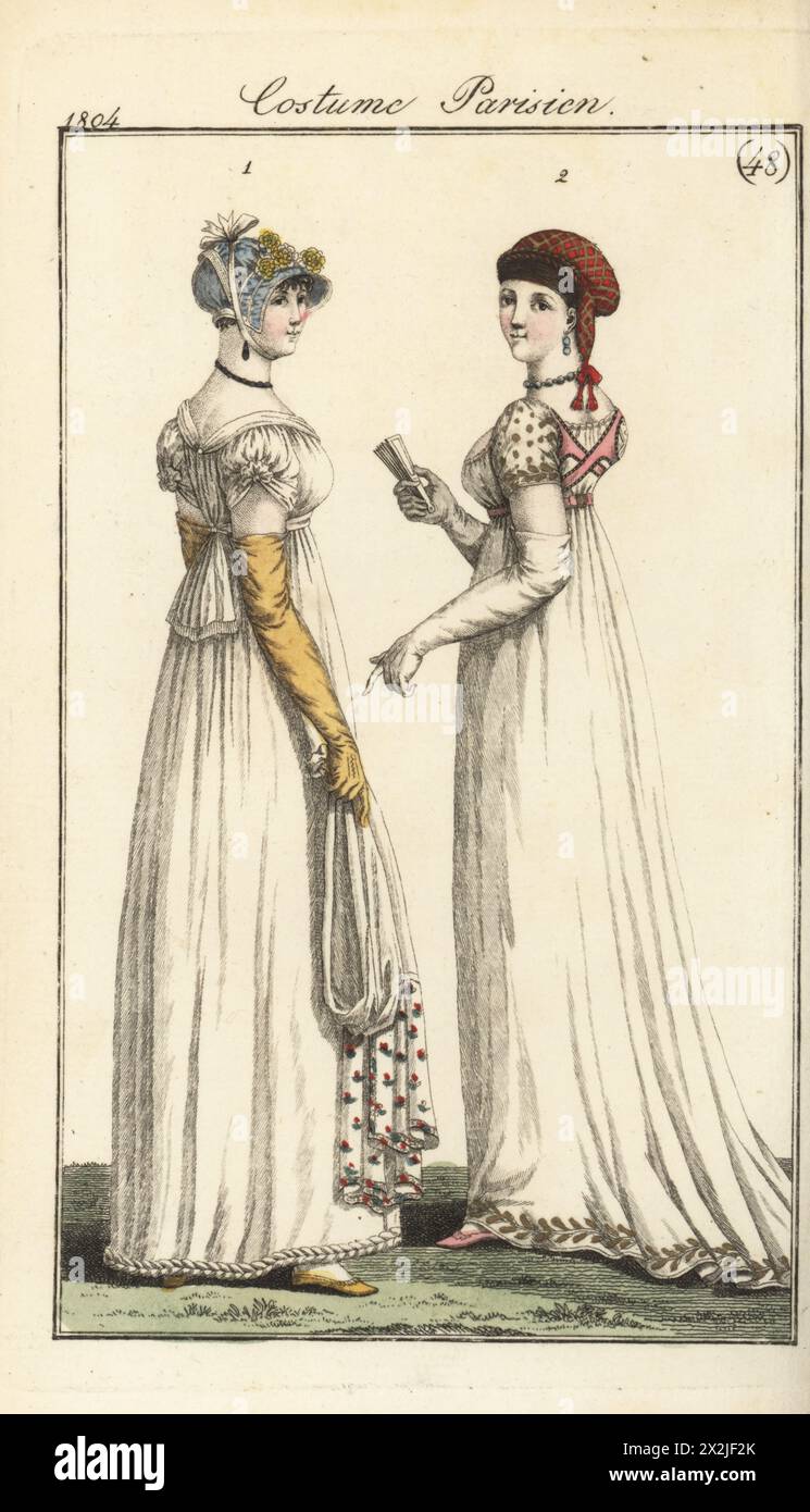 Frau mit blauem Taffeta-Hut, weißem Musselin-Kleid mit Schalgürtel, gesticktem Schal 1 (PL. 591). Frau im Haar aus Zöpfen im Netz, weißes Kleid mit Goldstickerei am Saum, goldene Flecken an den Ärmeln 2 (PL. 593 in der Pariser Ausgabe). Ceinture en echarpe, Coiffure en cheveux et rezeau, Ceinture a epaulettes. Handkolorierter Kupferstich aus Pierre de la Messengere’s Journal des Dames et des Modes, Francfort sur le mein (Frankfurt) 1804. Nach Illustrationen von Carle Vernet, Jean-Francois Bosio, Dominique Bosio und Philibert Louis Debucourt. Stockfoto