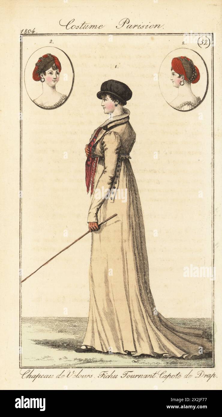 Französin in schwarzer Samtmütze, Fichu mit rotem Seidentuch, langem Wollmantel oder Capotte mit Perlmuttknöpfen, reitender Kürbis. Chapeau de Velours noir, fichu Tournant, capote de drap. Pl. 599 in der Pariser Ausgabe. Handkolorierter Kupferstich aus Pierre de la Messengere’s Journal des Dames et des Modes, Francfort sur le mein (Frankfurt) 1804. Nach Illustrationen von Carle Vernet, Jean-Francois Bosio, Dominique Bosio und Philibert Louis Debucourt. Stockfoto
