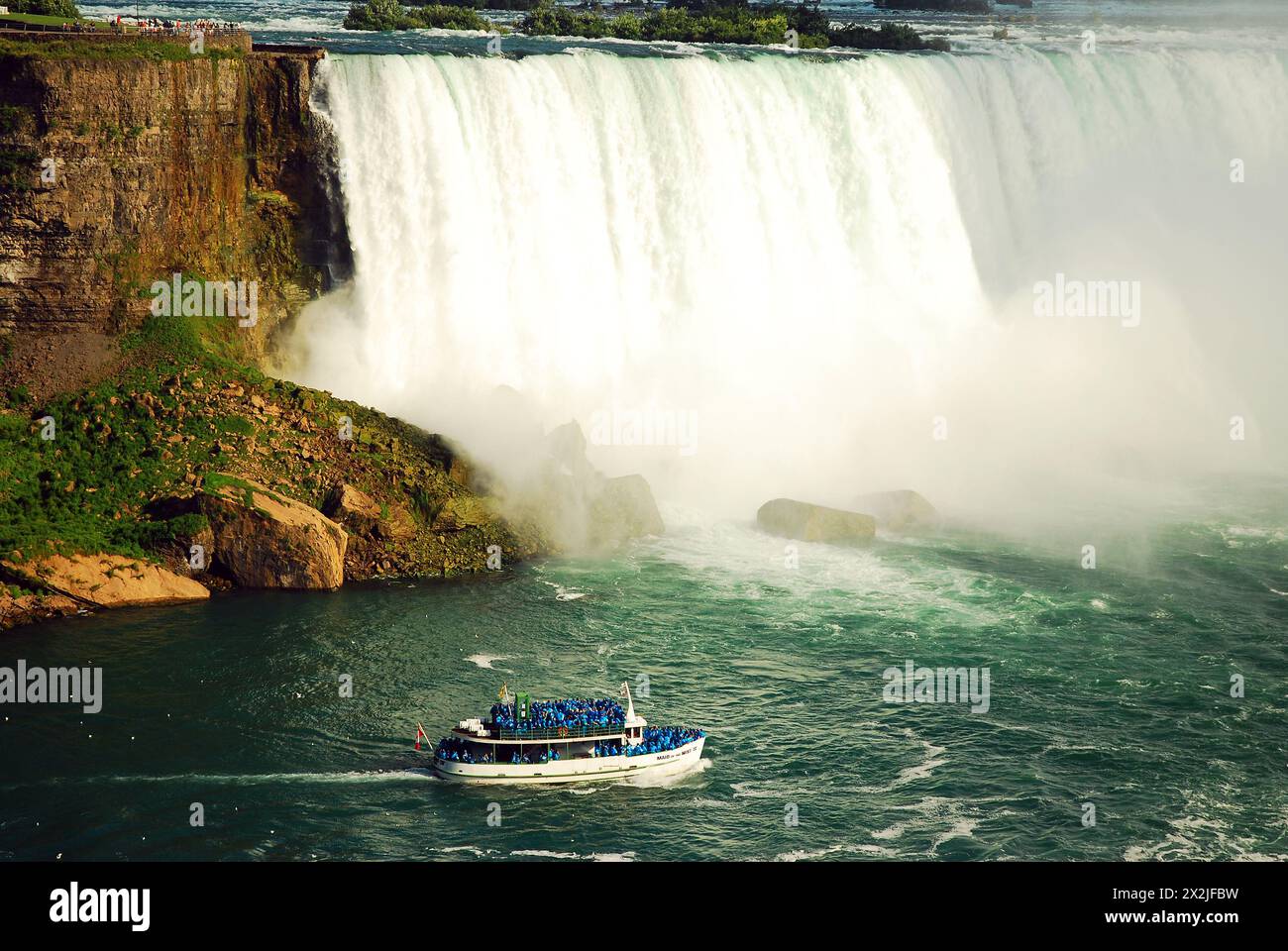 Die Maid of the Mist Passes Horseshoe Falls näherten sich den amerikanischen Wasserfällen in den Niagarafällen Stockfoto