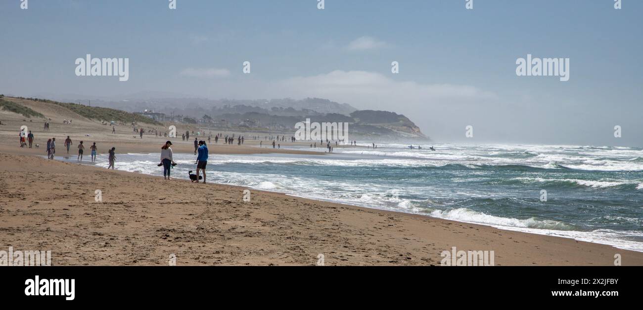 Ocean Beach auf der Westseite von San Francisco ist ein beliebter Ort für Einheimische und Touristen gleichermaßen zum Spazieren, Joggen, Spazieren mit Hunden, Sitzen in den Dünen oder einfach nur Stockfoto