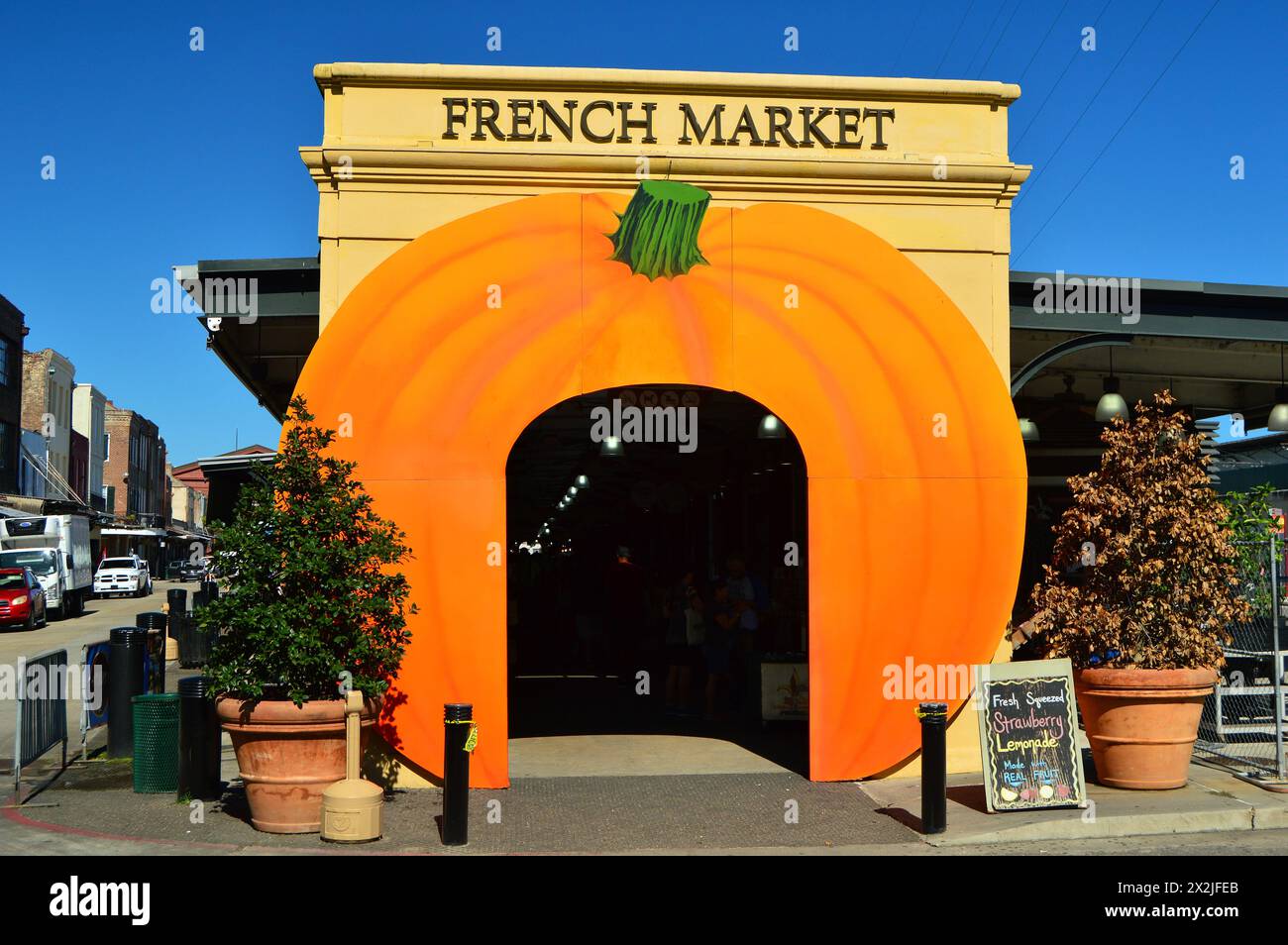 Der französische Markt in New Orleans ist mit einem großen Kürbisrahmen für den Herbst als Teil ihrer Herbst-, Herbst- und Halloween-Dekoration dekoriert Stockfoto