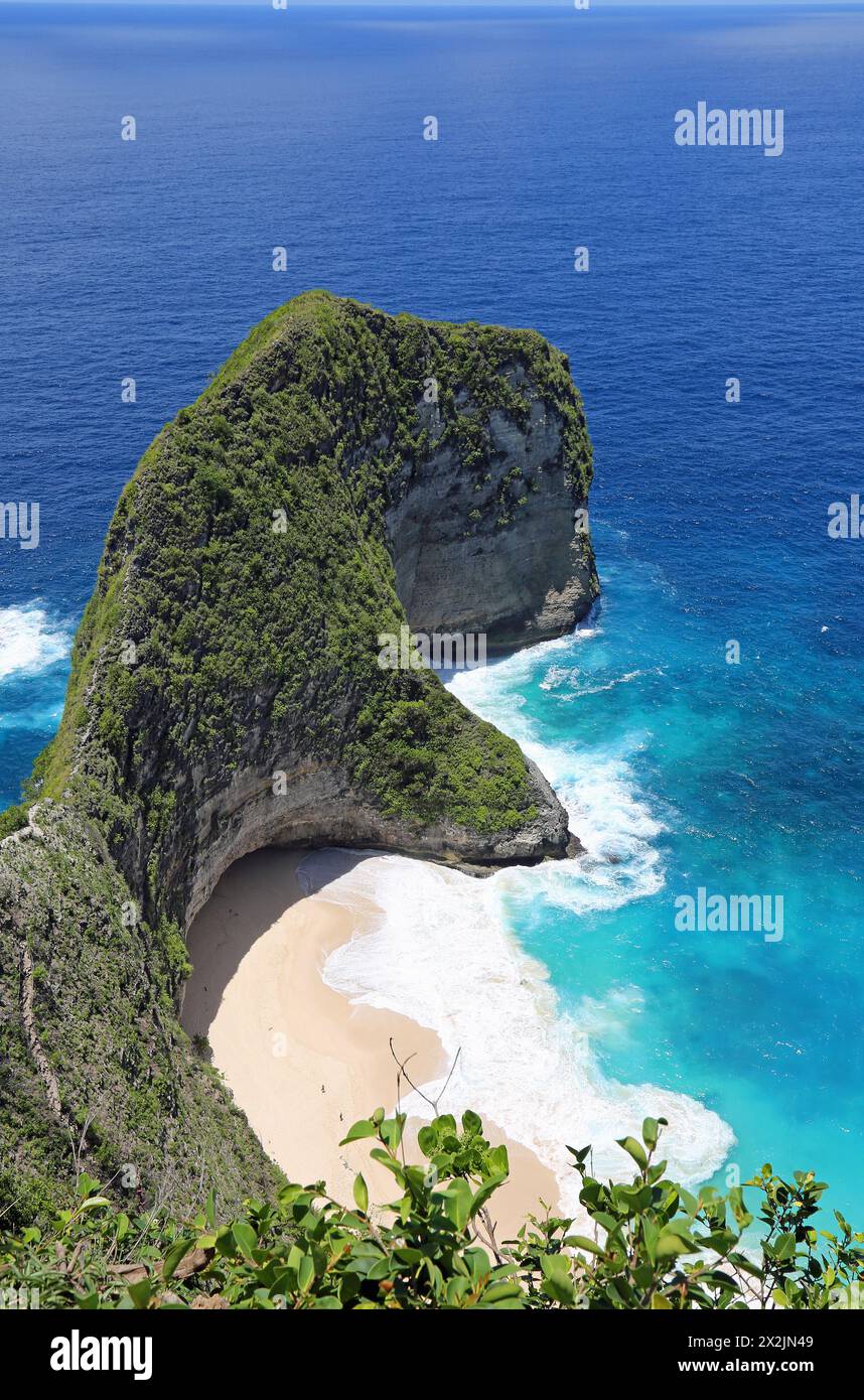 Kelingking Beach vertikal - Nusa Penida, Indonesien Stockfoto