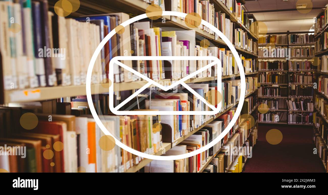 Bild von Spots und Umschlagsymbol über Büchern in Regalen in der Bibliothek Stockfoto