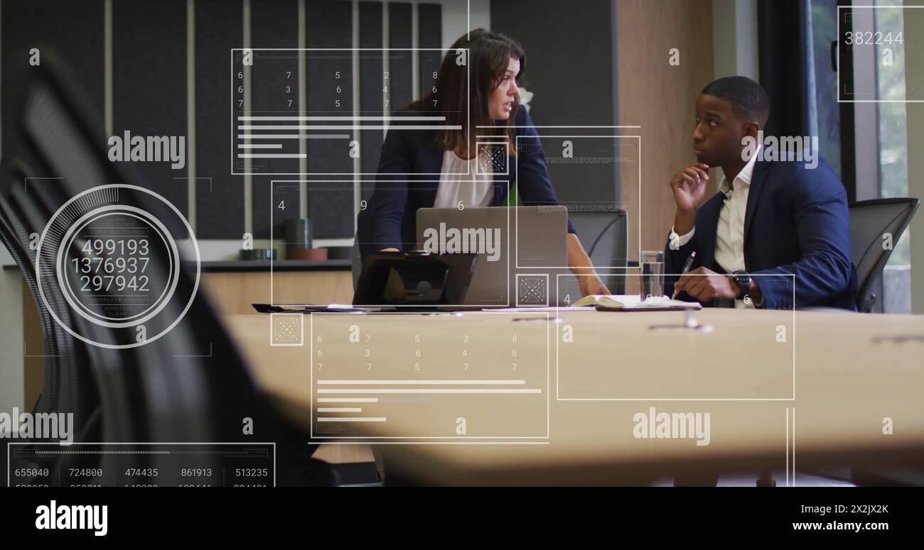 Bild der Datenverarbeitung über verschiedene männliche und weibliche Geschäftskollegen bei Meetings Stockfoto