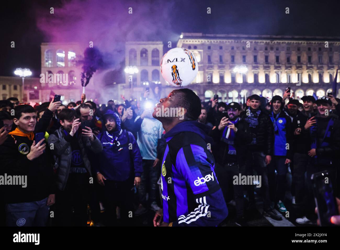 Mailand, Italien. April 2024. Mailand, die Feier der zwanzigsten Meisterschaft des FC Internazionale nach dem Sieg des Derby gegen Mailand auf der Piazza Duomo. Auf dem Foto: TikToker Gilbert Nana Credit: Independent Photo Agency/Alamy Live News Stockfoto