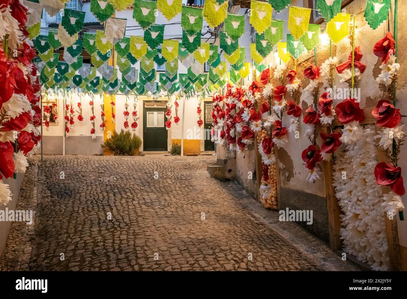 Festa dos Tabuleiros. In Tomar, Portugal. Straße im historischen Stadtzentrum, dekoriert mit Bannern und Papierblumen. Stockfoto