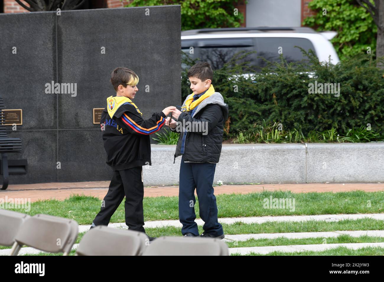 Boston, Ma, USA. April 2024. Armenier und Freunde nehmen am 109. Jahrestag des Völkermordes an den Armeniern 1915 durch die osmanische Regierung Teil. Die diesjährige Veranstaltung ist von immenser Bedeutung, insbesondere angesichts der jüngsten ethnischen Säuberung der Armenier aus Berg-Karabch im September letzten Jahres durch die Streitkräfte der Regierung Aserbaidschans. Die Veranstaltung im Armenian Heritage Park auf dem Rose Kennedy Greenway bot mehrere Redner und musikalische Darbietungen. (Kreditbild: © Kenneth Martin/ZUMA Press Wire) NUR REDAKTIONELLE VERWENDUNG! Nicht für kommerzielle ZWECKE! Stockfoto