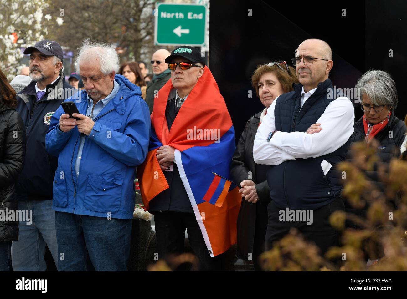 Boston, Ma, USA. April 2024. Armenier und Freunde nehmen am 109. Jahrestag des Völkermordes an den Armeniern 1915 durch die osmanische Regierung Teil. Die diesjährige Veranstaltung ist von immenser Bedeutung, insbesondere angesichts der jüngsten ethnischen Säuberung der Armenier aus Berg-Karabch im September letzten Jahres durch die Streitkräfte der Regierung Aserbaidschans. Die Veranstaltung im Armenian Heritage Park auf dem Rose Kennedy Greenway bot mehrere Redner und musikalische Darbietungen. (Kreditbild: © Kenneth Martin/ZUMA Press Wire) NUR REDAKTIONELLE VERWENDUNG! Nicht für kommerzielle ZWECKE! Stockfoto