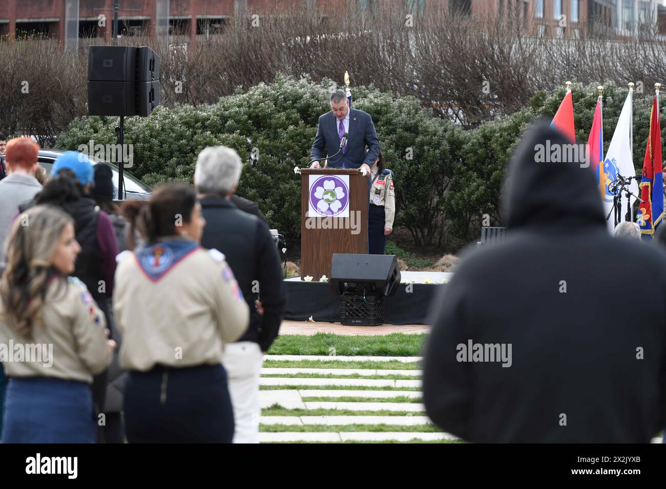 Boston, Ma, USA. April 2024. Armenier und Freunde nehmen am 109. Jahrestag des Völkermordes an den Armeniern 1915 durch die osmanische Regierung Teil. Die diesjährige Veranstaltung ist von immenser Bedeutung, insbesondere angesichts der jüngsten ethnischen Säuberung der Armenier aus Berg-Karabch im September letzten Jahres durch die Streitkräfte der Regierung Aserbaidschans. Die Veranstaltung im Armenian Heritage Park auf dem Rose Kennedy Greenway bot mehrere Redner und musikalische Darbietungen. (Kreditbild: © Kenneth Martin/ZUMA Press Wire) NUR REDAKTIONELLE VERWENDUNG! Nicht für kommerzielle ZWECKE! Stockfoto