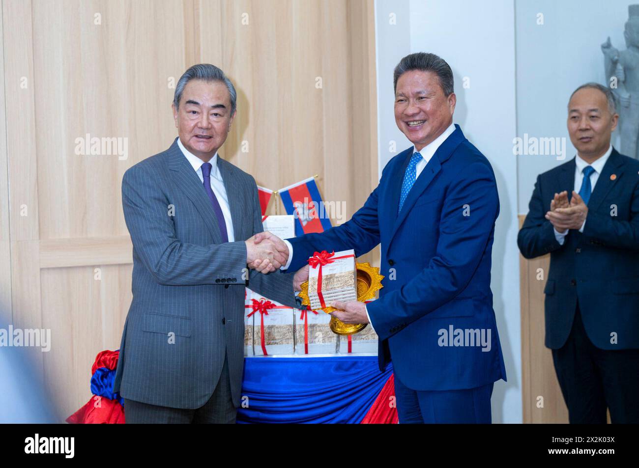 Phnom Penh, Kambodscha. April 2024. Der chinesische Außenminister Wang Yi (L), auch Mitglied des Politbüros des Zentralkomitees der Kommunistischen Partei Chinas (KPC), und der stellvertretende kambodschanische Premierminister Sun Chanthol nahm am 22. April 2024 an einer Auftaktveranstaltung für die Khmer-Version eines chinesischen Buches mit dem Titel Zoll Kambodschas in Phnom Penh, Kambodscha, Teil. Quelle: Sovannara/Xinhua/Alamy Live News Stockfoto