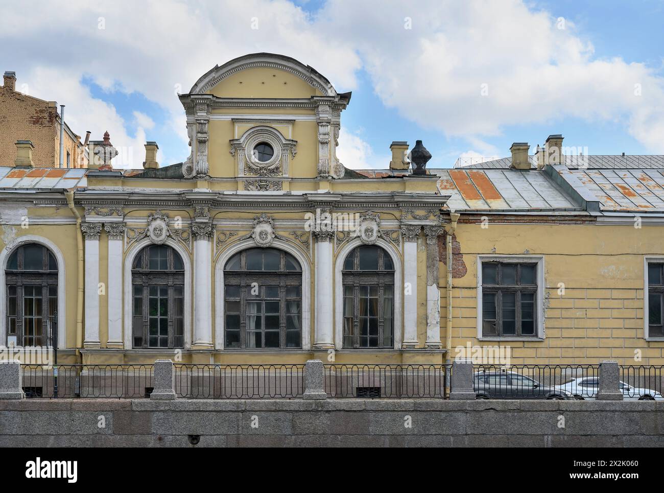 Historisches Gebäude am Granitdamm des Fontanka River in St. Petersburg, Russland Stockfoto