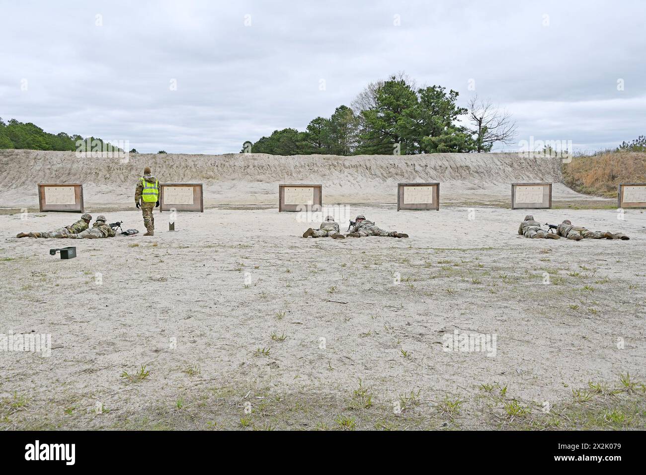 Soldaten des 1297. Bataillons zur Unterstützung der Kampfbereitschaft werden hier auf der Range 10 während ihrer 10 METER NULL gezeigt. (Bilder vom U.S. ASA Fort Dix (TSC) Training Support Center / Daniel Amburg) Stockfoto